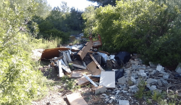 Abocaments il·legals de residus en dipòsits incontrolats a La Pobla de Montornès