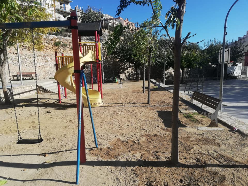 Es planten tres arbres nous a la plaça de la Bassa