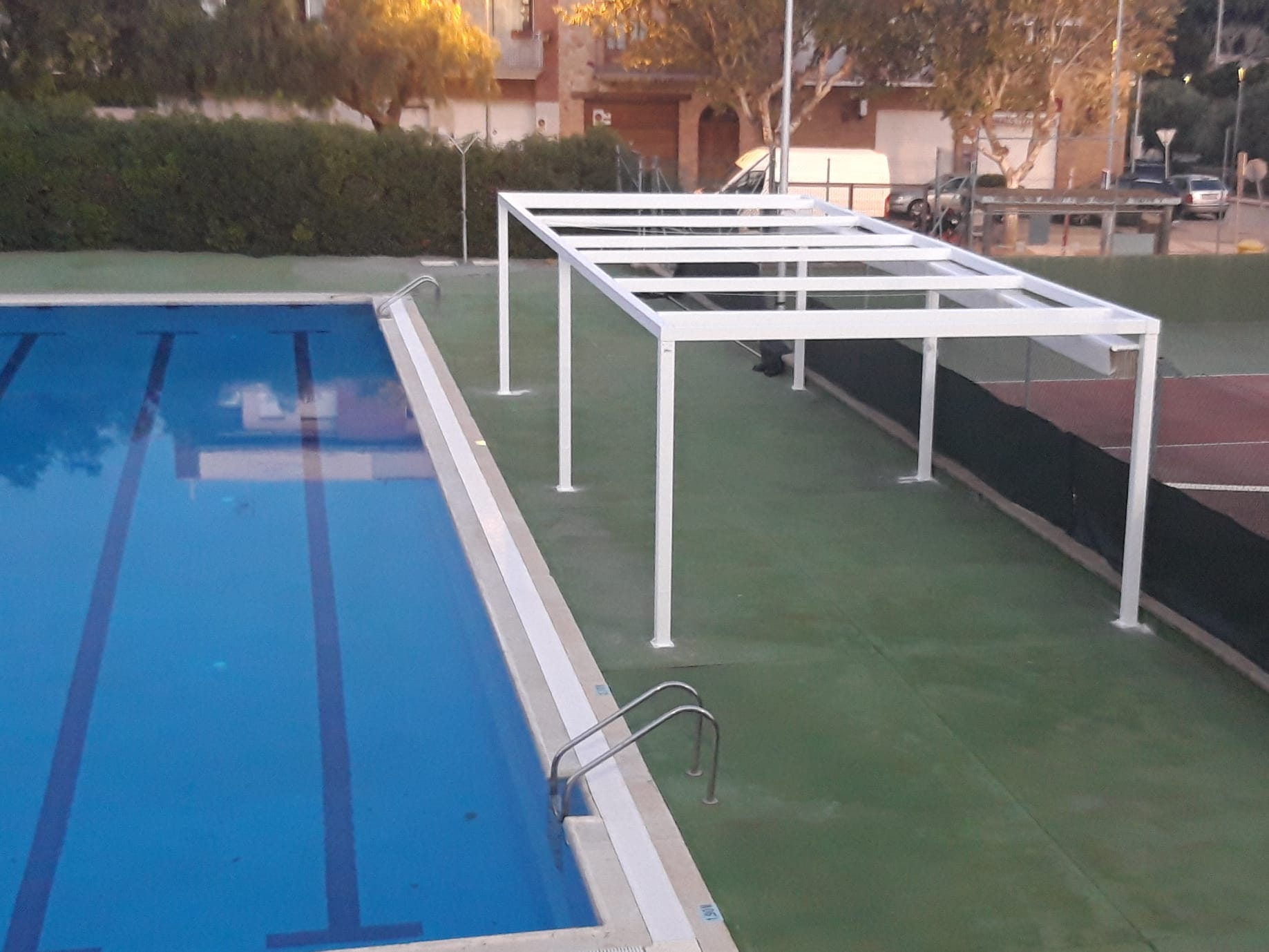 S’instal·la una pèrgola a la piscina municipal