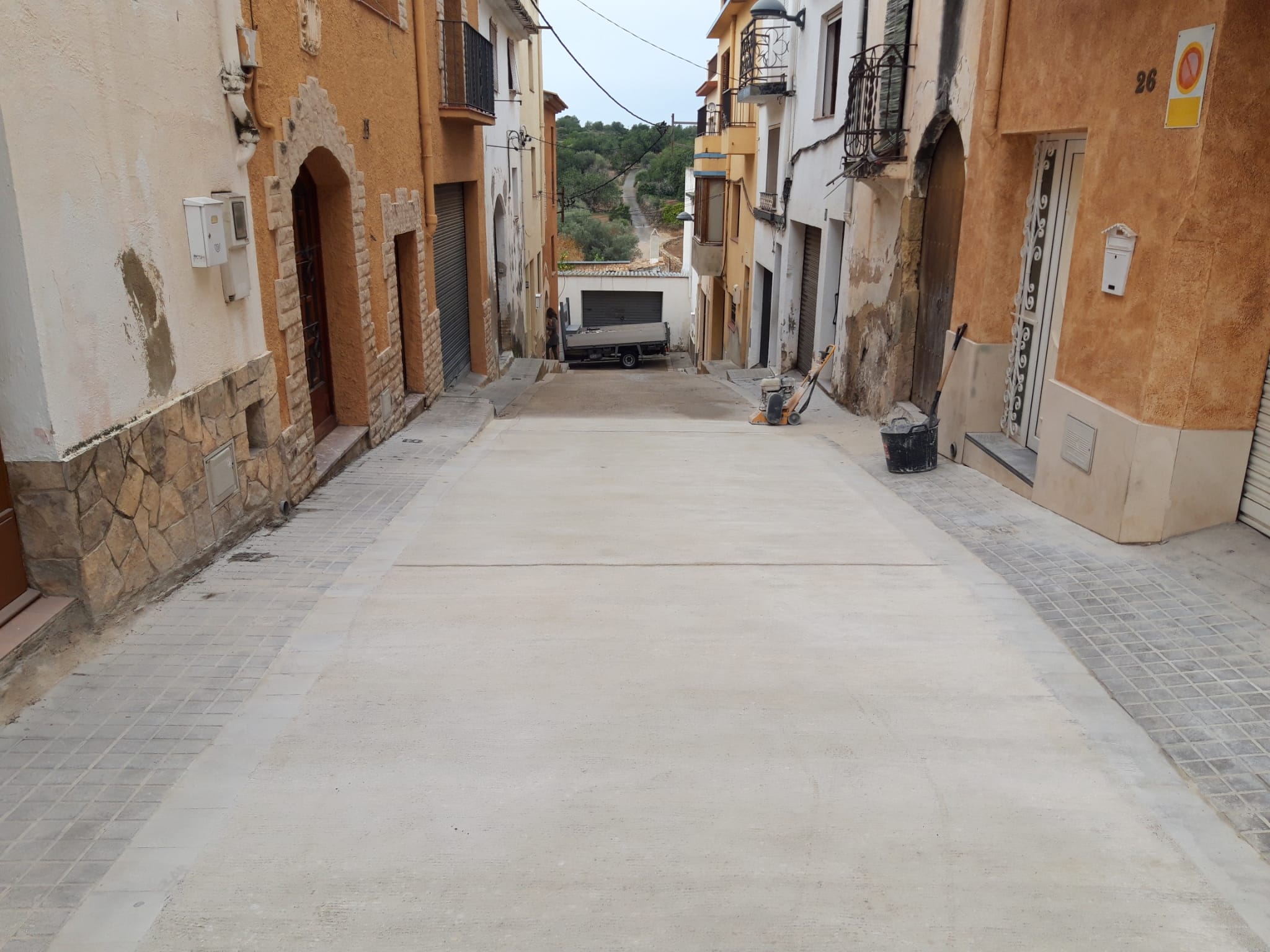 Comencen les obres de rebaix del paviment del carrer Girona
